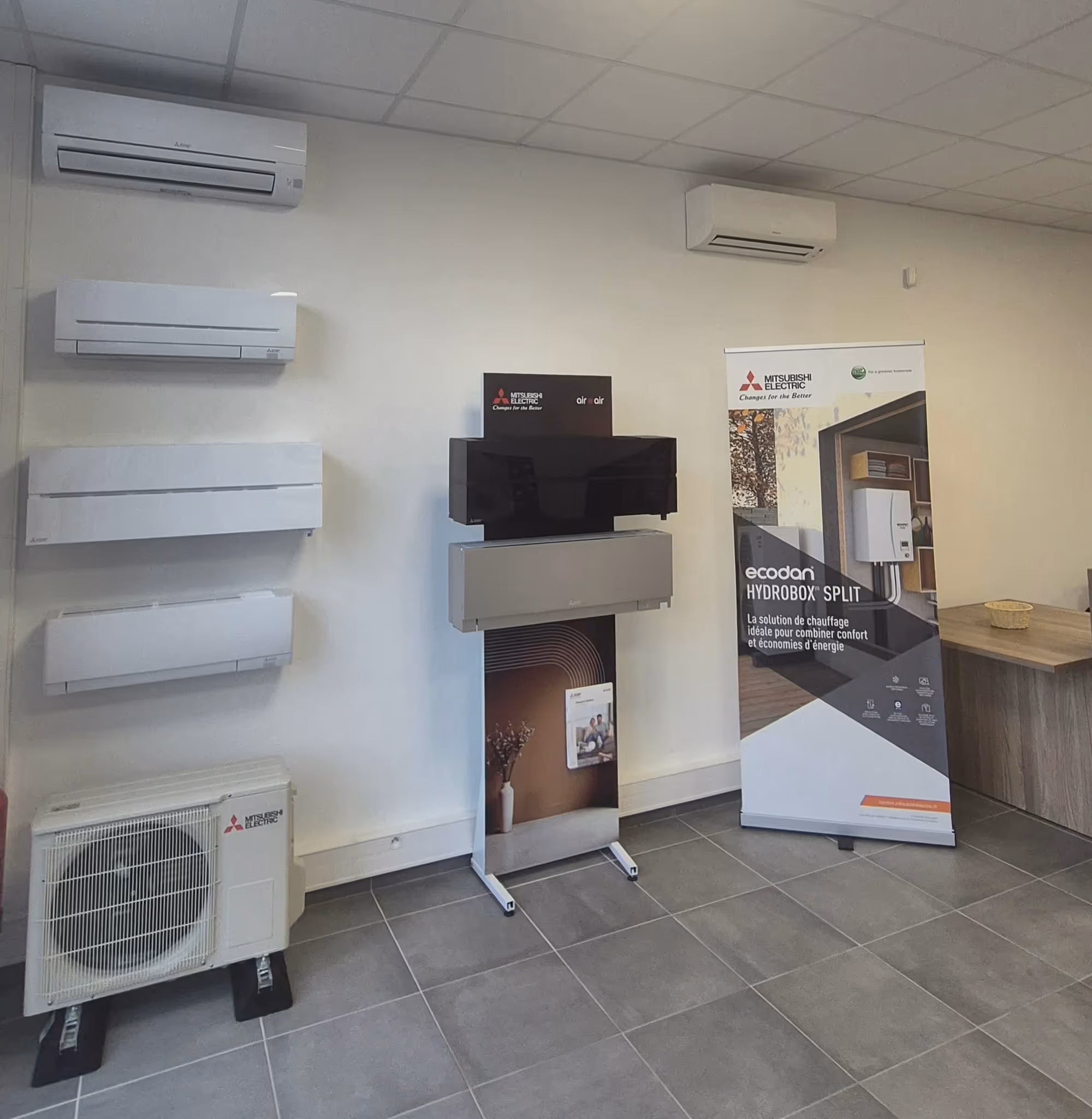 Showroom Kozéo à Saint-Rémy près de Chalon-sur-Saône, modèles de climatisation exposés
